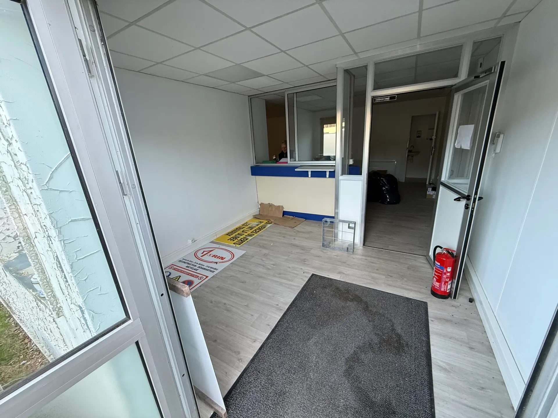 entrée du local en cours d'aménagement à Cerny