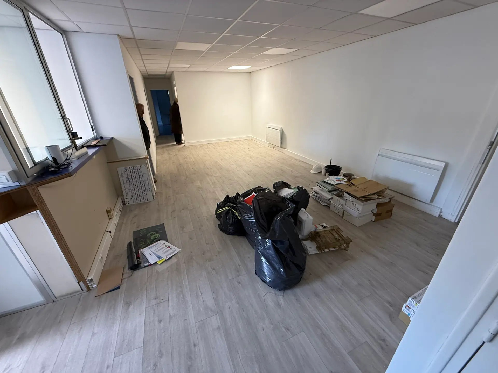 Salle centrale de 30m2, en cours de nettoyage, à Cerny