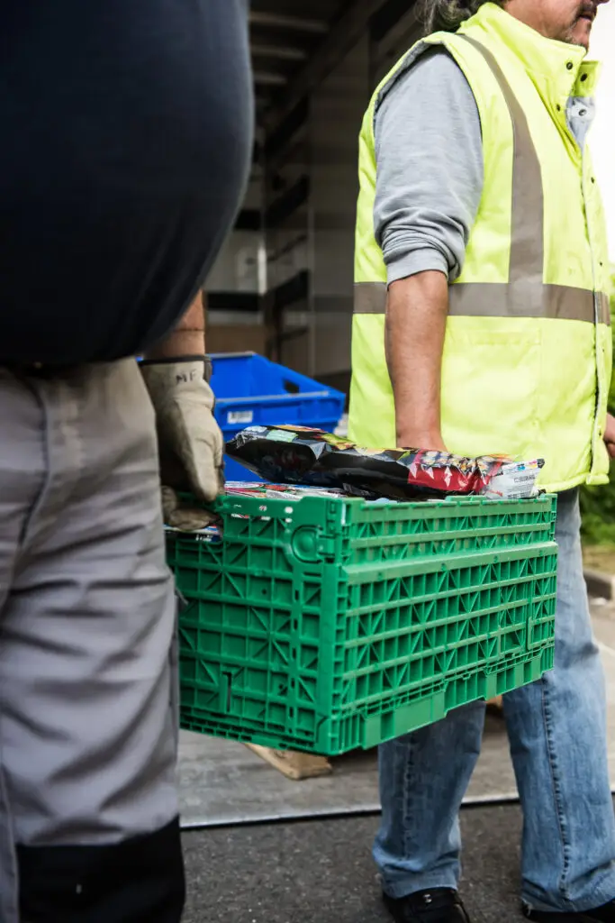 photo de bénévoles - déchargement d'une caisse alimentaire agricole
